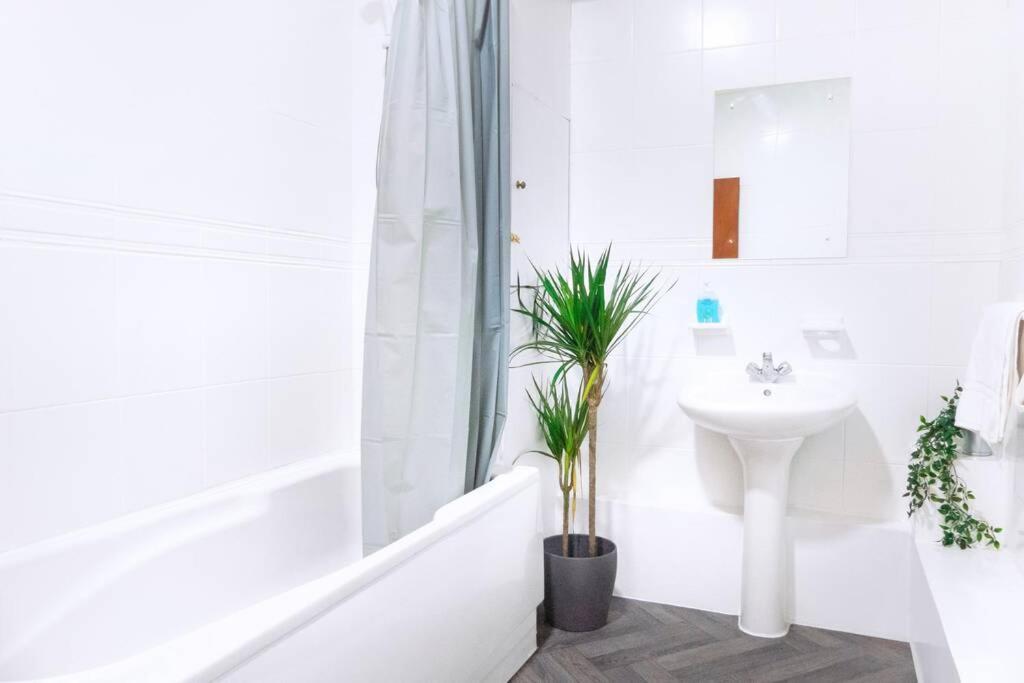 Apartment Up To 9 Close To Centre, Big Tv And Wifi Cardiff Esterno foto